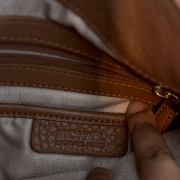 Micheal Kors purse - Picture 3 of 7